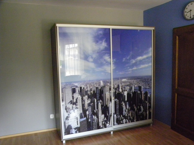 Szafa ubraniowa z grafiką 3