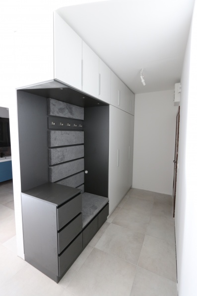 Szafa z siedziskiem tapicerowanym